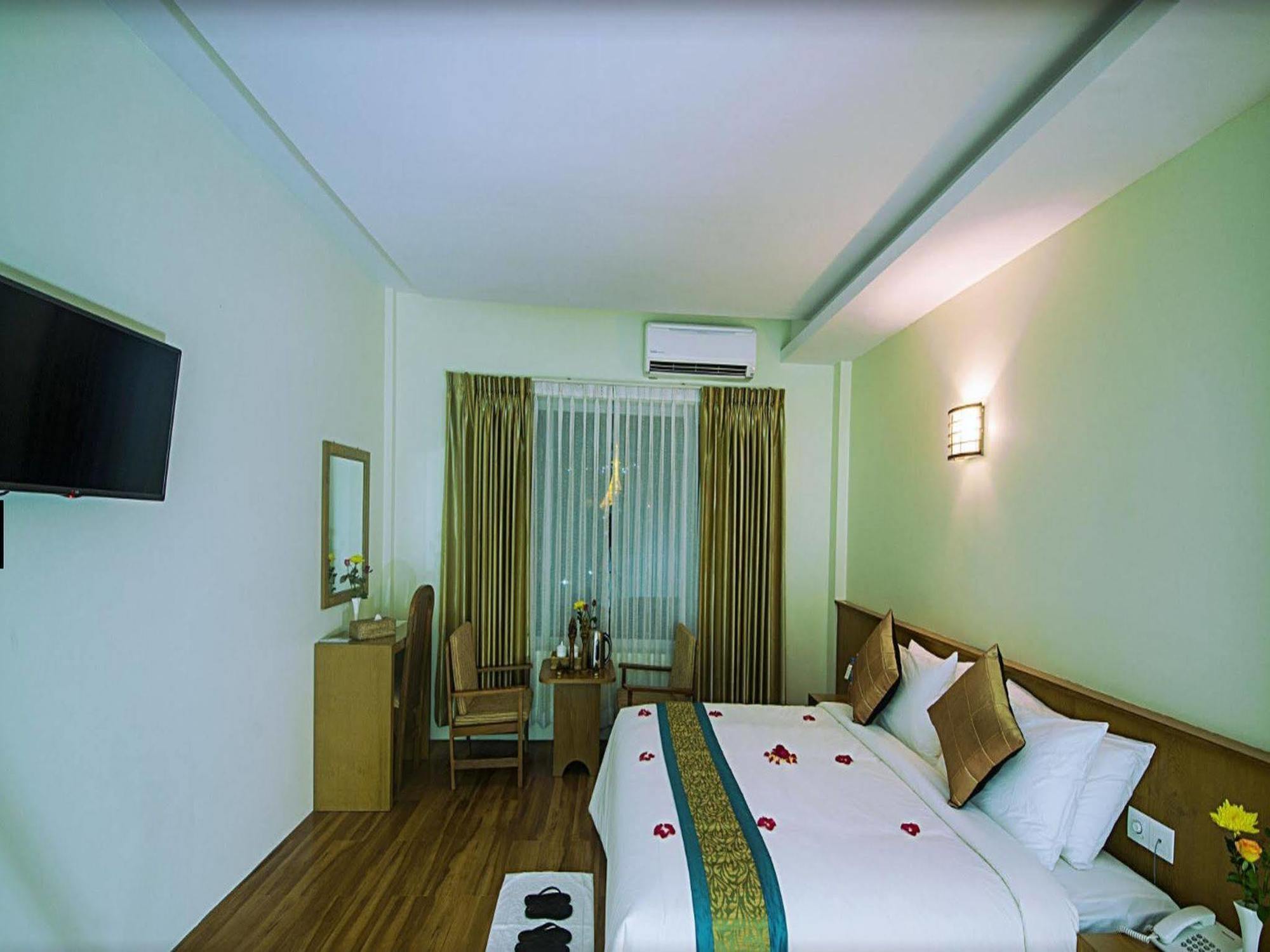 Ngwe Moe Hotel Mawlamyine Ngoại thất bức ảnh